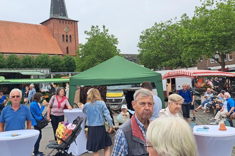 Die neue Matjes-Saison wird auf dem Themenwochenmarkt eingeläutet.