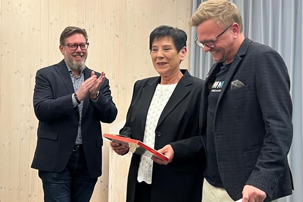 Ein großes Dankeschön ging von den beiden Vorsitzenden Dirk Heckmann (lks.) und Sven Muchow an Carola Seubert, die sich bei zahlreichen Veranstaltungen unermüdlich engagiert und immer mit anpackt.