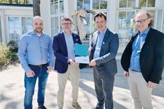Timmendorfer Strands Bürgermeister Sven Partheil-Böhnke (2.v.li) nimmt aus den Händen des Verkehrs-Staatssekretärs Tobias von der Heide (2.v.re.) den Förderbescheid entgegen. Darüber freuen sich auch die Planer Ben-Thure von Lueder (links) und Max Bohnet (rechts) von der Gertz Gutsche Rümenapp GbR.