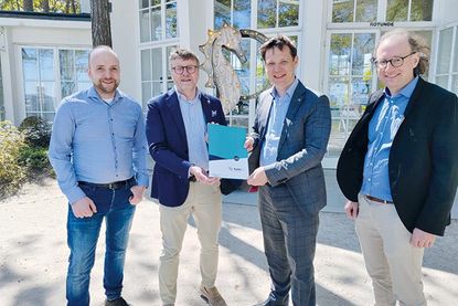 Timmendorfer Strands Bürgermeister Sven Partheil-Böhnke (2.v.li) nimmt aus den Händen des Verkehrs-Staatssekretärs Tobias von der Heide (2.v.re.) den Förderbescheid entgegen. Darüber freuen sich auch die Planer Ben-Thure von Lueder (links) und Max Bohnet (rechts) von der Gertz Gutsche Rümenapp GbR.