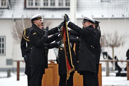 Eine Abordnung leistet stellvertretend für alle angetretenen Soldaten den Eid auf die Fahne.