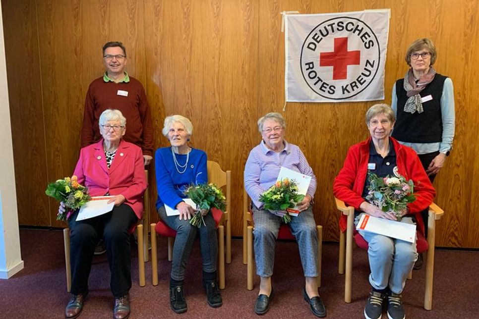 Dirk Sarau, Heidi Tamm, Brigitte Meckelnburg, Ilse Löffelbein, Angelika Prüss und Britta Zweiacker (v. lks.).