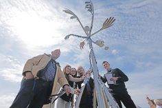 Die neue Skulptur wurde von den anwesenden Akteuren mit Trave-Wasser symbolisch getauft.