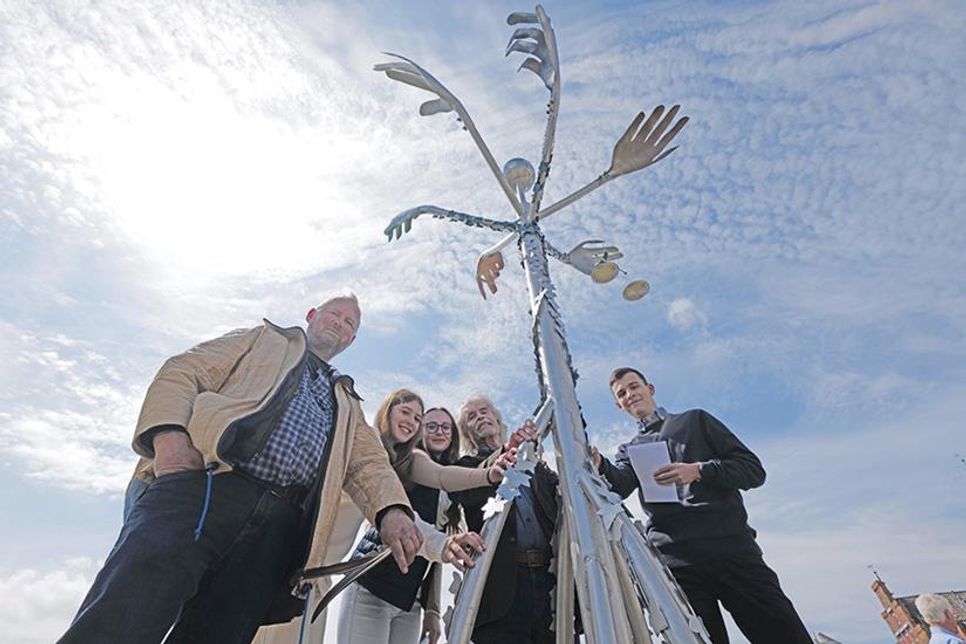 Die neue Skulptur wurde von den anwesenden Akteuren mit Trave-Wasser symbolisch getauft.