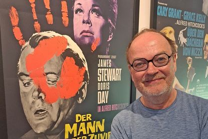 Der Hamburger Schauspieler Jens Wawrczeck ist nicht nur ein Fan des Hitchcock-Klassikers „Der Mann, der zuviel wusste“, sondern auch vom deutschen Wiederaufführungsplakat.