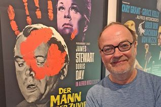 Der Hamburger Schauspieler Jens Wawrczeck ist nicht nur ein Fan des Hitchcock-Klassikers „Der Mann, der zuviel wusste“, sondern auch vom deutschen Wiederaufführungsplakat.