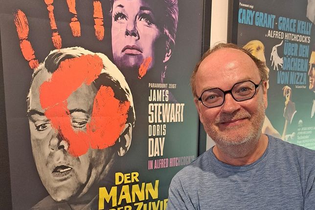 Der Hamburger Schauspieler Jens Wawrczeck ist nicht nur ein Fan des Hitchcock-Klassikers „Der Mann, der zuviel wusste“, sondern auch vom deutschen Wiederaufführungsplakat.