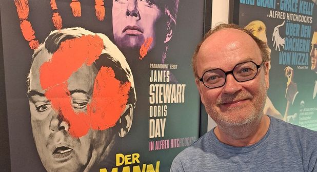 Der Hamburger Schauspieler Jens Wawrczeck ist nicht nur ein Fan des Hitchcock-Klassikers „Der Mann, der zuviel wusste“, sondern auch vom deutschen Wiederaufführungsplakat.