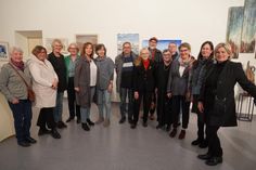 Einige der insgesamt 27 Künstlerinnen und Künstler waren persönlich bei der Vernissage anwesend. Anke Kessenich, Leiterin des Hans-Ralfs-Hauses (3. v. lks.), begrüßte den Förderverein bereits zum 11. Mal mit einer Ausstellung auf dem Ameos-Gelände.