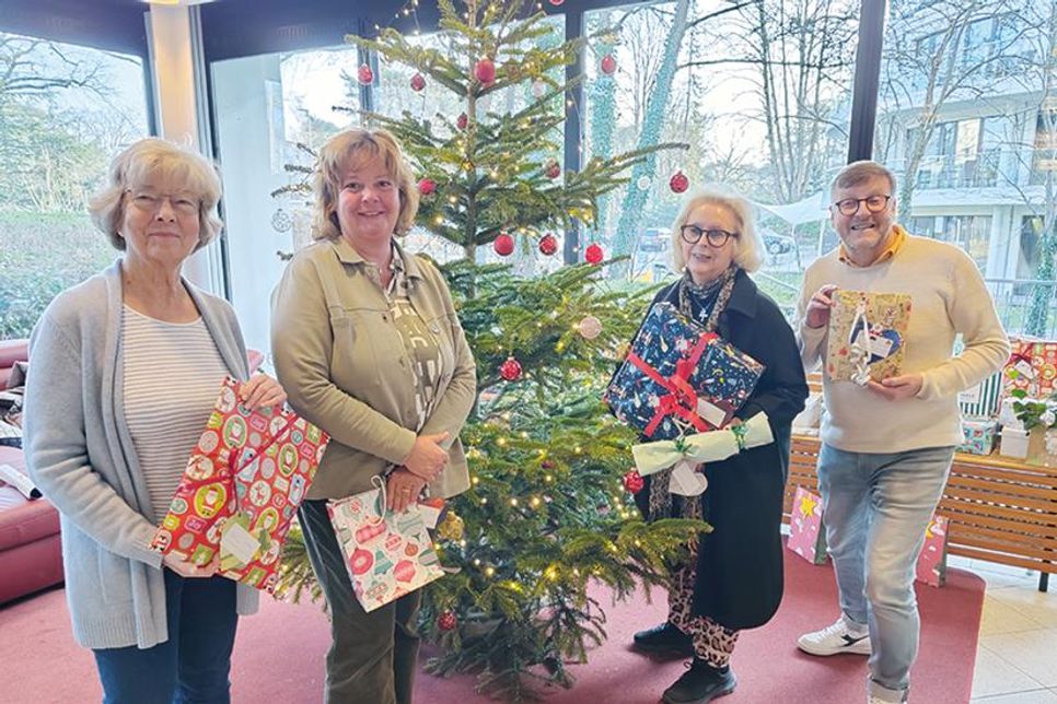 Bürgermeister Sven Partheil-Böhnke (rechts) und Viola Loose („Loose Immobilien“, 2. von links) bei der Übergabe der Weihnachtsgeschenke vom „Rathaus-Wunschbaum“ an Barbara Bergmann („Kinderherz e.V.“) und Christine Gebauer („Sternenbrücke“, 2. von rechts).