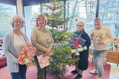 Bürgermeister Sven Partheil-Böhnke (rechts) und Viola Loose („Loose Immobilien“, 2. von links) bei der Übergabe der Weihnachtsgeschenke vom „Rathaus-Wunschbaum“ an Barbara Bergmann („Kinderherz e.V.“) und Christine Gebauer („Sternenbrücke“, 2. von rechts).