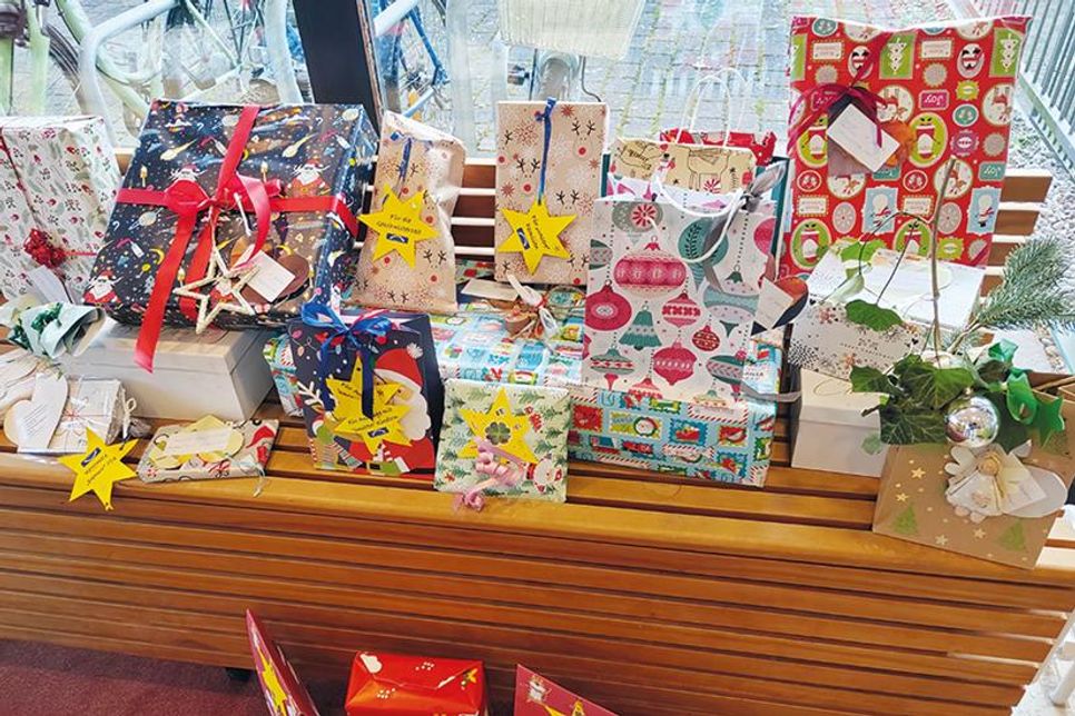 Ein Teil der liebevoll eingepackten Weihnachtsgeschenke für die kranken und hilfsbedürftigen Kinder.