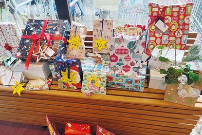 Ein Teil der liebevoll eingepackten Weihnachtsgeschenke für die kranken und hilfsbedürftigen Kinder.