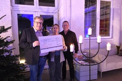 Der Präsident des Lions Clubs Neustadt Dirk Süssenbach (lks) mit Karmen Funk und Torsten Lengsfeld von der Band „unMöglich 2.0“.