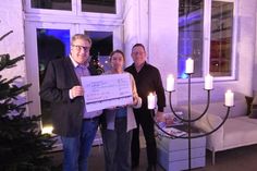 Der Präsident des Lions Clubs Neustadt Dirk Süssenbach (lks) mit Karmen Funk und Torsten Lengsfeld von der Band „unMöglich 2.0“.