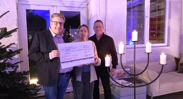 Der Präsident des Lions Clubs Neustadt Dirk Süssenbach (lks) mit Karmen Funk und Torsten Lengsfeld von der Band „unMöglich 2.0“.