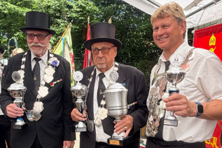 Nico Kalz (Foto links: Mitte) gelang der Königsschuss. Den zweiten Platz belegte Manfred Lüthje (l.) und den dritten Platz Thomas Lüdtke (r.).