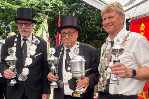 Nico Kalz (Foto links: Mitte) gelang der Königsschuss. Den zweiten Platz belegte Manfred Lüthje (l.) und den dritten Platz Thomas Lüdtke (r.).
