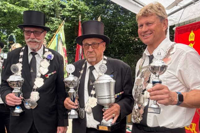 Nico Kalz (Foto links: Mitte) gelang der Königsschuss. Den zweiten Platz belegte Manfred Lüthje (l.) und den dritten Platz Thomas Lüdtke (r.).