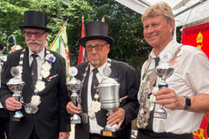 Nico Kalz (Foto links: Mitte) gelang der Königsschuss. Den zweiten Platz belegte Manfred Lüthje (l.) und den dritten Platz Thomas Lüdtke (r.).