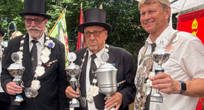 Nico Kalz (Foto links: Mitte) gelang der Königsschuss. Den zweiten Platz belegte Manfred Lüthje (l.) und den dritten Platz Thomas Lüdtke (r.).