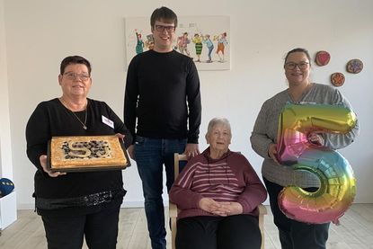 Inhaber Thomas Meifert mit drei „Urgesteinen“, die von Anfang an mit dabei sind: Pflegedienstleiterin Beate Ott (lks.), Tagespflegegast Gudrun Lemnitzer und Altenpflegerin Diana Schumacher (re.).