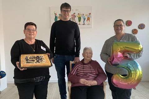 Inhaber Thomas Meifert mit drei „Urgesteinen“, die von Anfang an mit dabei sind: Pflegedienstleiterin Beate Ott (lks.), Tagespflegegast Gudrun Lemnitzer und Altenpflegerin Diana Schumacher (re.).