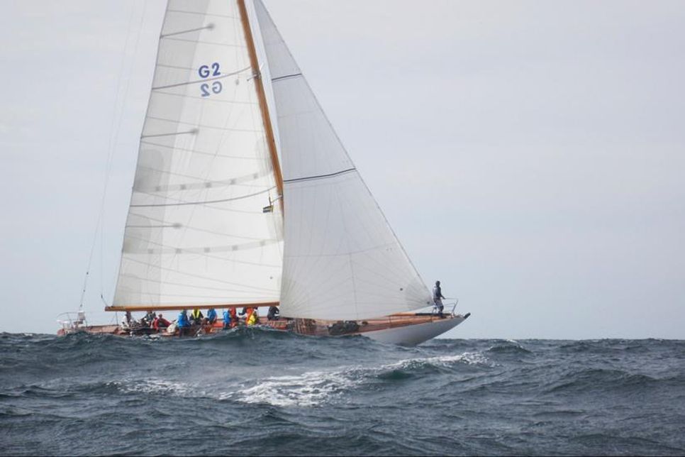 Die 12-Meter-Yacht „Anita“ – ein Klassiker mit olympischer Vergangenheit. Dank des Fördervereins „Freunde der SY Anita“ segelt sie heute noch bei Regatten und in der Jugendarbeit. (Foto: Förderverein der Segelyacht Anita e. V.)