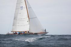 Die 12-Meter-Yacht „Anita“ – ein Klassiker mit olympischer Vergangenheit. Dank des Fördervereins „Freunde der SY Anita“ segelt sie heute noch bei Regatten und in der Jugendarbeit. (Foto: Förderverein der Segelyacht Anita e. V.)