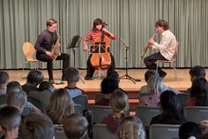 Die drei Musikstudenten Paul Steiner (Altsaxophon), Yang Ligero Trasobares (Cello) und Daniel Calvo Valcárel (Sopransaxophon) gaben zwei Konzerte vor jeweils rund 120 Kindern.