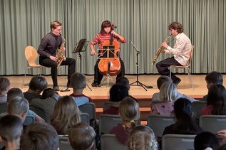 Die drei Musikstudenten Paul Steiner (Altsaxophon), Yang Ligero Trasobares (Cello) und Daniel Calvo Valcárel (Sopransaxophon) gaben zwei Konzerte vor jeweils rund 120 Kindern.