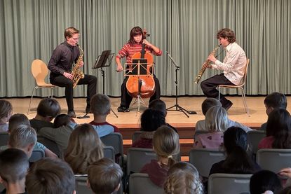 Die drei Musikstudenten Paul Steiner (Altsaxophon), Yang Ligero Trasobares (Cello) und Daniel Calvo Valcárel (Sopransaxophon) gaben zwei Konzerte vor jeweils rund 120 Kindern.