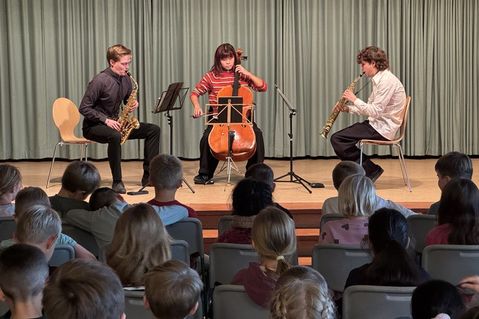 Die drei Musikstudenten Paul Steiner (Altsaxophon), Yang Ligero Trasobares (Cello) und Daniel Calvo Valcárel (Sopransaxophon) gaben zwei Konzerte vor jeweils rund 120 Kindern.