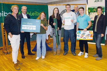 Aus dem Kreis Ostholstein freuten sich die Schüler der GGS Europaschule Timmendorfer Strand über ihre Laufabzeichen und Preise. Von links: Ekkehard Rawohl (Lehrer), AOK-Serviceregionsleiter Stefan Kölpin, Alya Saliovski, Shana Wizmer, Tjalve Schuckmann, Hartmut Weber, Präsident des Schleswig-Holsteinischen Leichtathletik-Verbandes (SHLV), Lukas Witzke und Stephanie Heß, Referentin für außerunterrichtlichen Schulsport im Bildungsministerium.