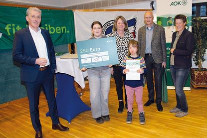 Die Schüler der Schule am Papenmoor aus Bad Schwartau freuten sich über ihre Laufabzeichen und Preise. Von links: AOK-Serviceregionsleiter Stefan Kölpin, Mia Rehse, Andrea Kreuch-Manske (Lehrerin), Jette Terbäk, Hartmut Weber, Präsident des Schleswig-Holsteinischen Leichtathletik-Verbandes (SHLV) und Stephanie Heß, Referentin für außerunterrichtlichen Schulsport im Bildungsministerium.