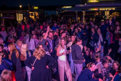 Bei Einbruch der Dunkelheit fing das Fest für die Nachtschwärmerinnen und Nachtschwärmer erst an.