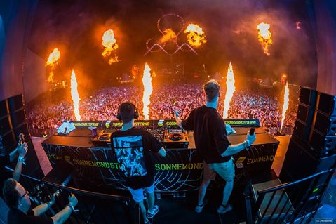 Mit dem DJ Duo „Gestört aber Geil“ geht es am Donnerstag, 2. Juli, so richtig heiß her auf der Sonne, Strand und Sterne-Bühne von Grömitz.