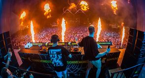 Mit dem DJ Duo „Gestört aber Geil“ geht es am Donnerstag, 2. Juli, so richtig heiß her auf der Sonne, Strand und Sterne-Bühne von Grömitz.