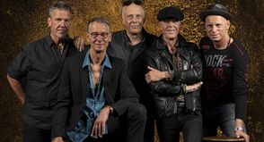 „Tin Lizzy“ heizt dem Publikum am Samstag mit Rockklassikern ordentlich ein.