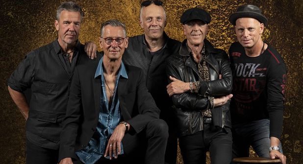 „Tin Lizzy“ heizt dem Publikum am Samstag mit Rockklassikern ordentlich ein.