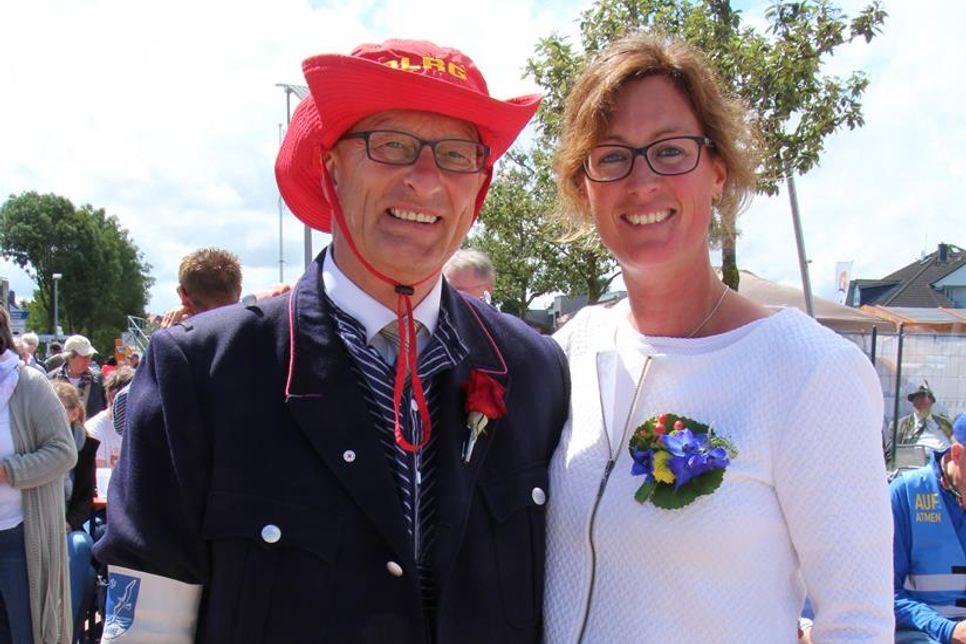 Tourismusleiter Thorsten Dücker (hier noch als „Verkörperung des Ortes Dahme“, später im feierlichen Anzug) und Bürgermeisterin Stefanie Friedrich-Suhr begrüßten zahlreiche Gäste.