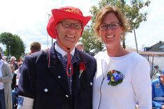 Tourismusleiter Thorsten Dücker (hier noch als „Verkörperung des Ortes Dahme“, später im feierlichen Anzug) und Bürgermeisterin Stefanie Friedrich-Suhr begrüßten zahlreiche Gäste.