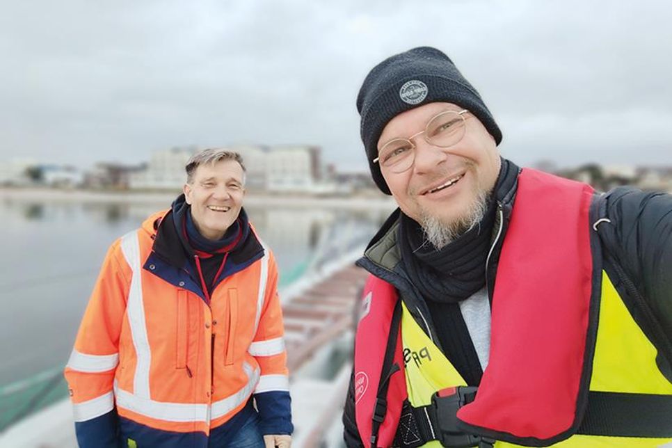 „der reporter“-Redakteur René Kleinschmidt - mit Schwimmweste gesichert - bei der Baustellenbegehung mit Techniker Dirk Dibbern.