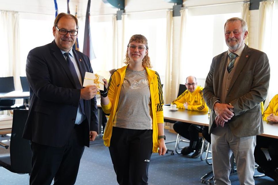 Bürgermeister Mirko Spieckermann (lks.) und Bürgervorsteher Heinrich Holtfester überreichten ein sogenanntes „Flachgeschenk“.