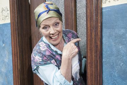 Tratsch im Treppenhaus: Heidi Mahler als Meta Boldt.