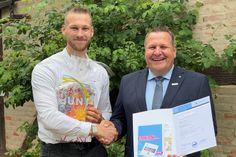 Obermeister Hauke Scheef (re.) gratuliert dem Innungsbesten Clemens Achtenberg zu seiner hervorragenden Abschlussprüfung.