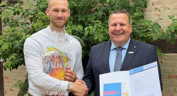 Obermeister Hauke Scheef (re.) gratuliert dem Innungsbesten Clemens Achtenberg zu seiner hervorragenden Abschlussprüfung.