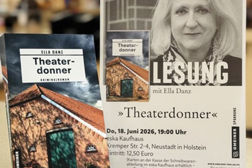 Die Berliner Autorin Ella Danz liest aus ihrem neuen Kriminalroman „Theaterdonner“.