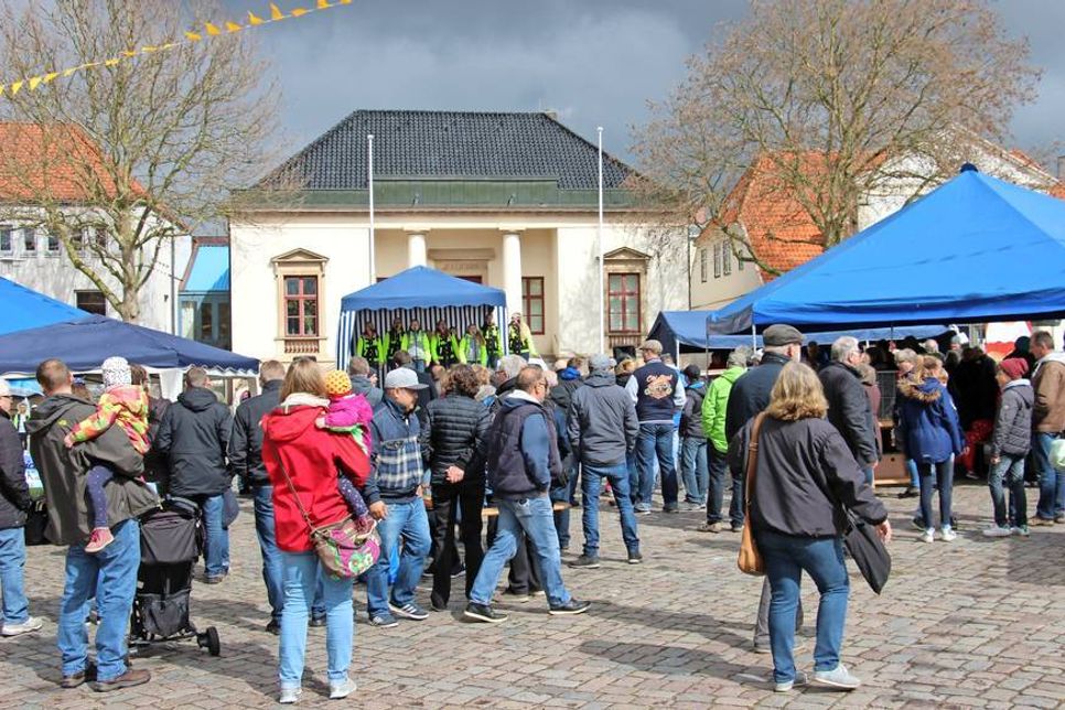 Trotz des stürmischen Aprilwetters kamen viele, viele Besucher zu dem Ostermarkt nach Neustadt.
