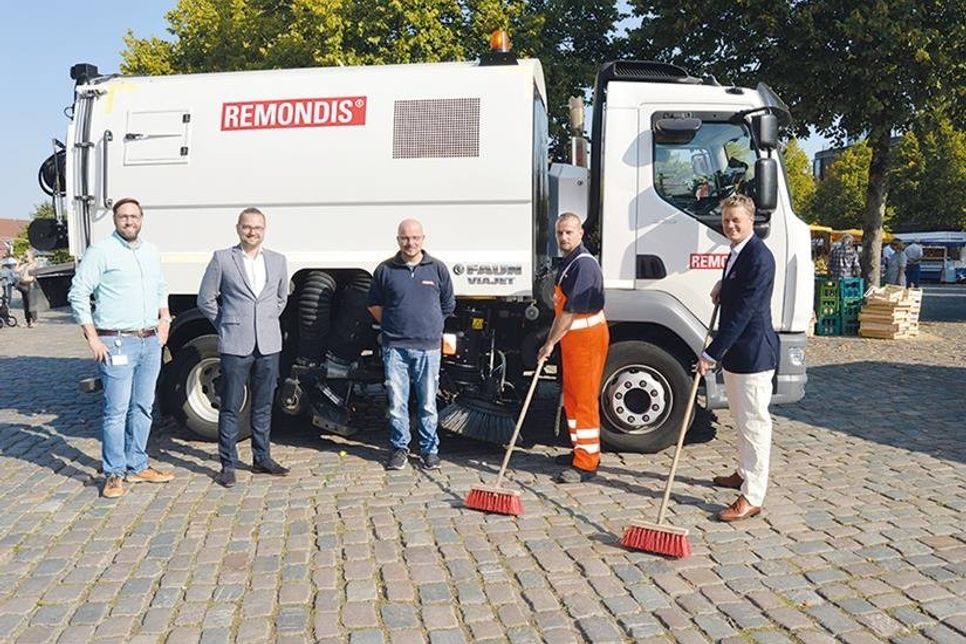 Bad Schwartaus Bürgermeister Dr. Uwe Brinkmann (v.re.) , Fahrer Michael Bach, Disponent Felix Zwick (Remondis), Martin Slotosz (Vertriebsleiter Remondis) und Alexander Schmidt aus dem Bauamt stellten das neue Konzept zur Laubbeseitigung in der vergangenen Woche gemeinsam auf dem Marktplatz vor.